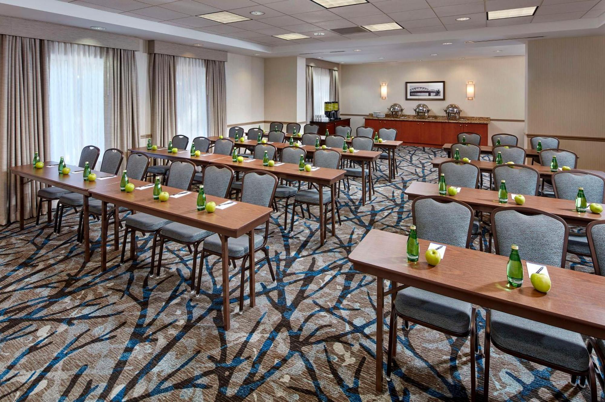 Hilton Garden Inn Portland Lake Oswego Bagian luar foto
