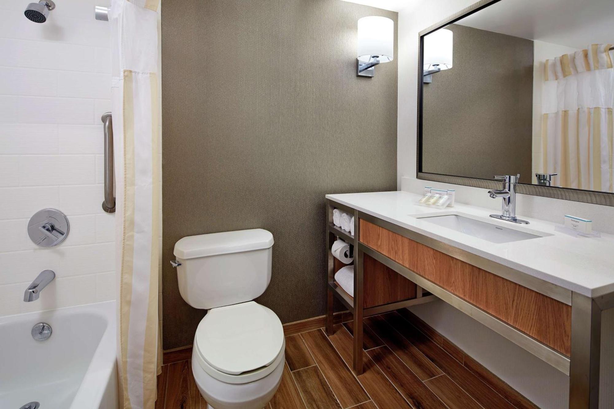 Hilton Garden Inn Portland Lake Oswego Bagian luar foto